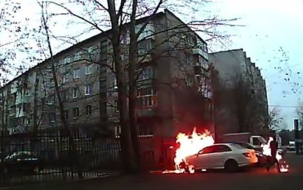 В России мужчина поджег чужой Mercedes и случайно загорелся сам