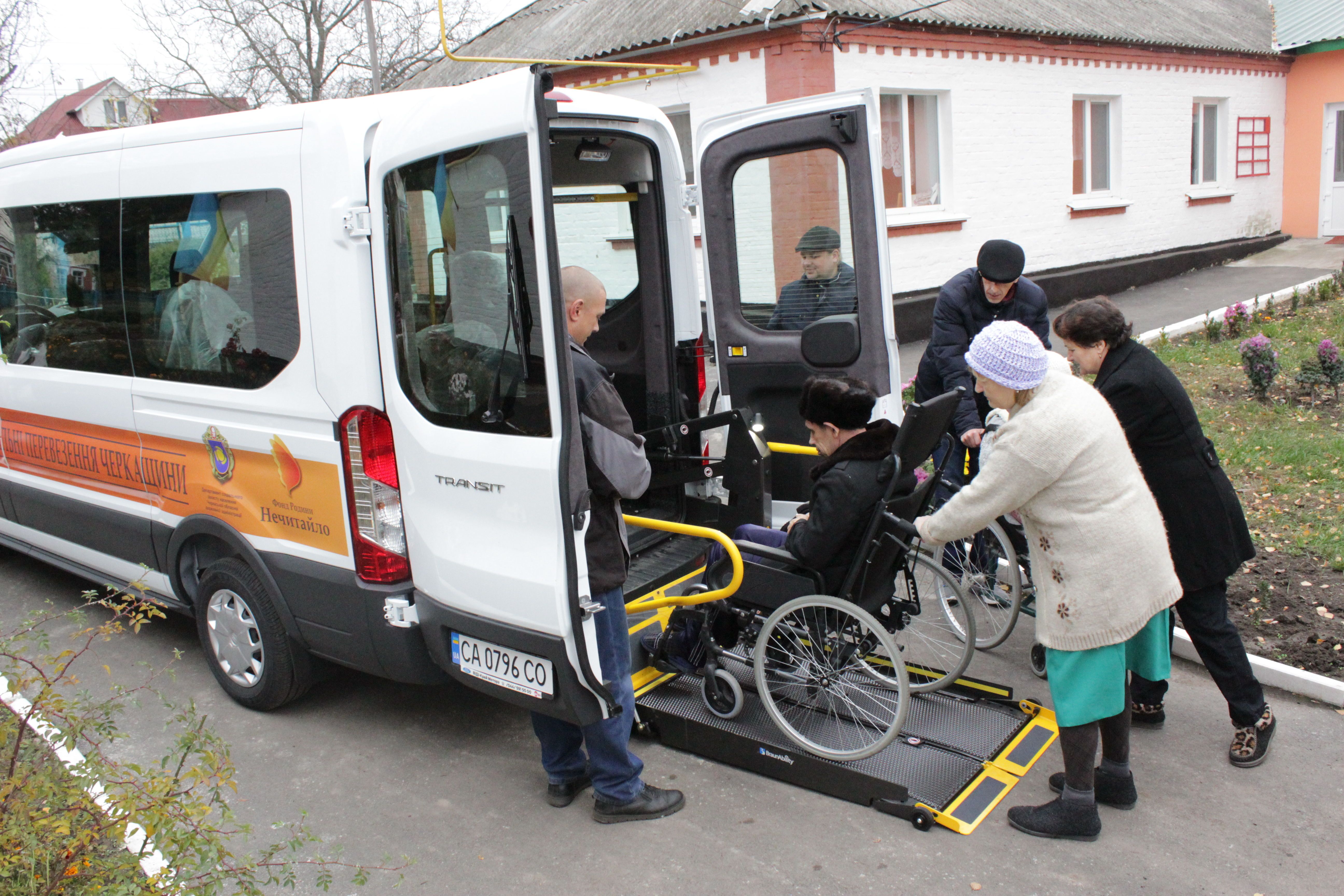 В Черкасской области начала работу служба социального такси для людей с  инвалидностью — Украина