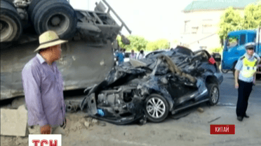 В Китае два человека чудом избежали смерти после жуткого ДТП