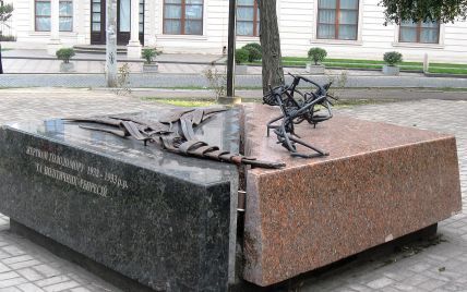 У Маріуполі окупанти демонтували пам'ятник жертвам Голодомору, назвавши його "символом дезінформації"
