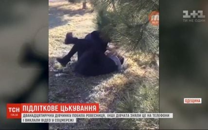 В Одеській області школярка жорстоко побила ровесницю. Подружки кривдниці знімали відео і поширили його у мережі