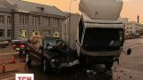 В Киеве грузовик врезался в легковушку из-за неосторожных пешеходов