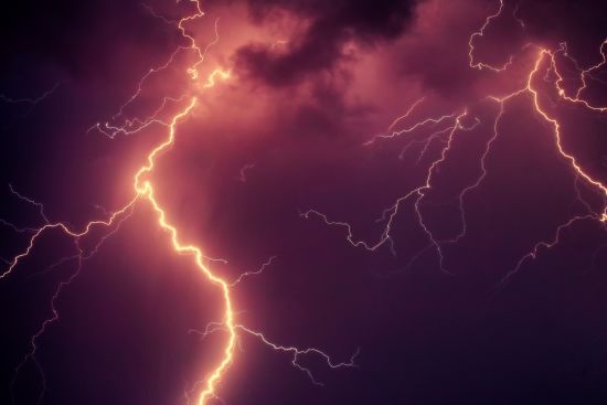 Під Житомиром блискавка влучила у 15-річну дівчину, яка розмовляла мобільним телефоном у будинку