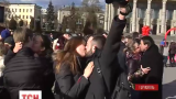 У середмісті Тернополя десятки пар цілувалися просто неба