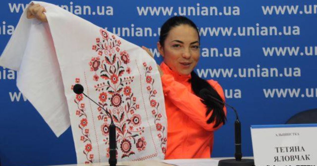 Эверест наш: уже вторая Украинка за два дня развернула на "вершине мира" украинский флаг