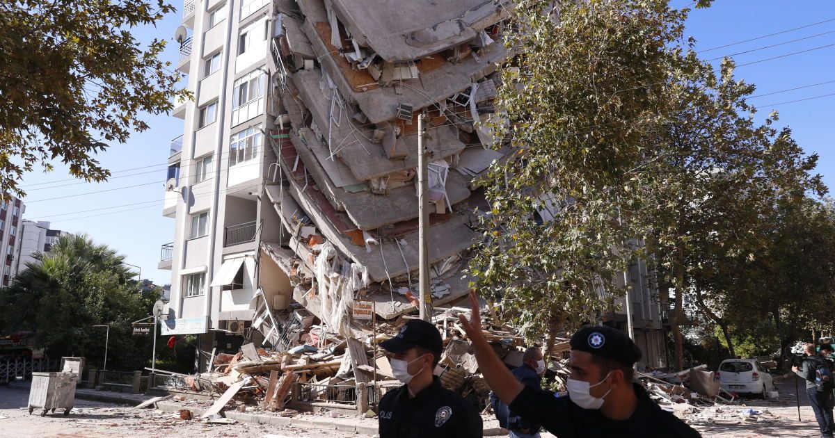 Под завалами разрушенных землетрясением зданий в Турции нашли уже более сотни погибших