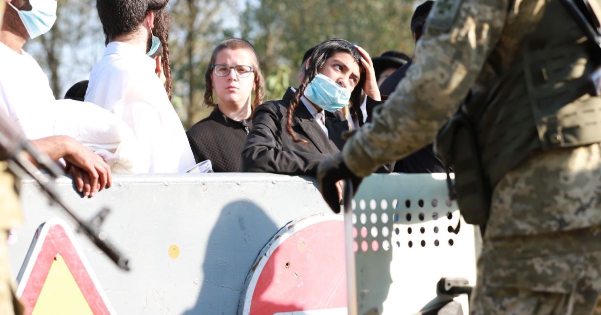 У Нових Яриловичах хворі на коронавірус хасиди відмовляються від госпіталізації