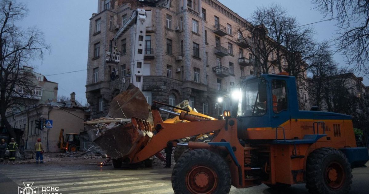 Жилой дом в Киеве, в который попали обломки вражеского дрона