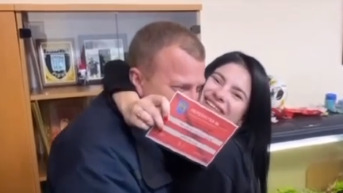 Начальник патрульної поліції Львівщини зробив зухвалий подарунок дівчині і  поплатився — відео — Львів — tsn.ua