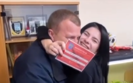 Скандал во Львове: начальник патрульной полиции сделал дерзкий подарок девушке и поплатился (видео 18+)