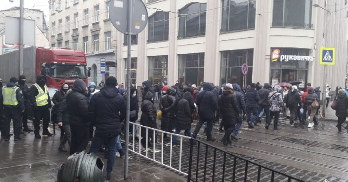 В центре Львова предприниматели из-за локдауна заблокировали движение транспорта: подробности и фото