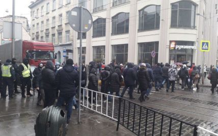 У центрі Львова підприємці через локдаун заблокували рух транспорту: подробиці та фото
