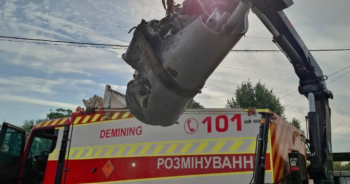 Рятувальники вилучили уламки російської ракети в Києві