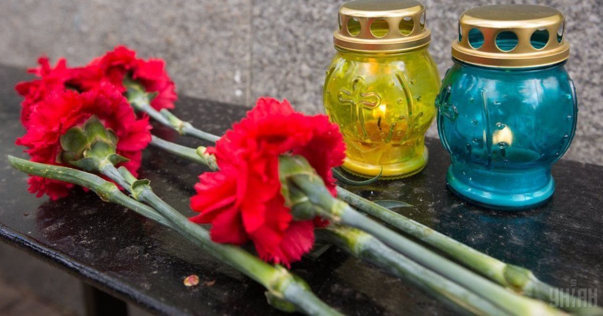Квітковий бізнес на цвинтарі: жінка крала букети з могил бійців АТО і продавала їх