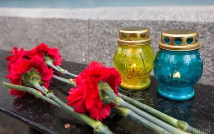 Цветочный бизнес на кладбище: женщина воровала цветы с могил бойцов АТО и продавала их