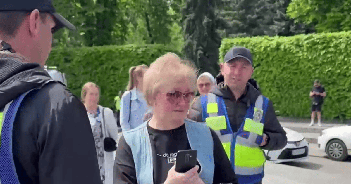 Жінка увімкнула радянські пісні в Києві. Фото: скриншот з відео Новини Київ