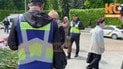 В Киеве у Вечного огня женщина включила советские песни «о победе»