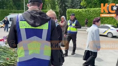 В Киеве у Вечного огня женщина включила советские песни «о победе»