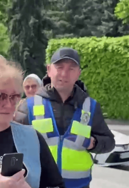 Жінка увімкнула радянські пісні в Києві. Фото: скриншот з відео Новини Київ