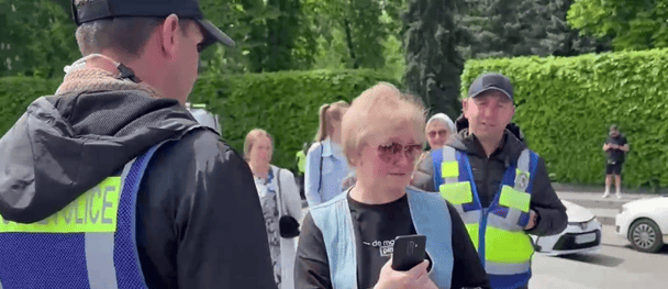 У Києві біля Вічного вогню жінка увімкнула радянські пісні про «день побєди»: що кажуть у поліції