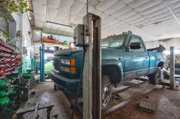 У Нідерландах натрапили на занедбану базу з реставрації класичних авто / © Reddit.com