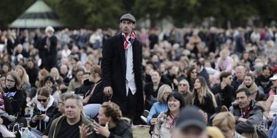 Похорон королеви Єлизавети: від ночі у Лондоні люди зайняли місця біля дороги, якою везтимуть тіло