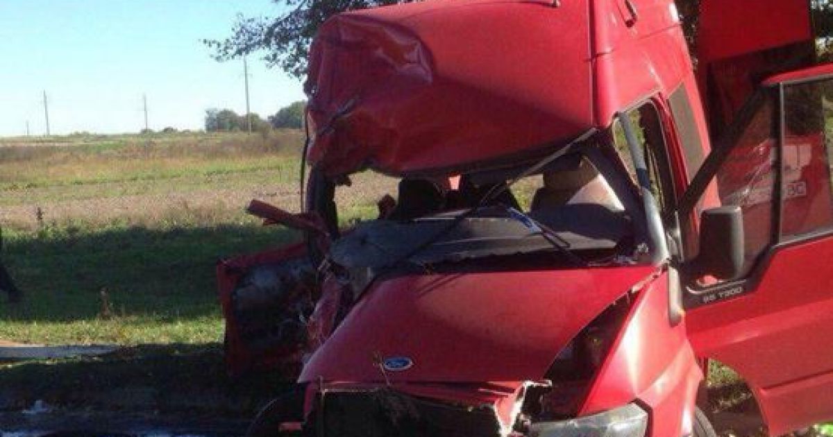 На Волыни КамАЗ разбил микроавтобус