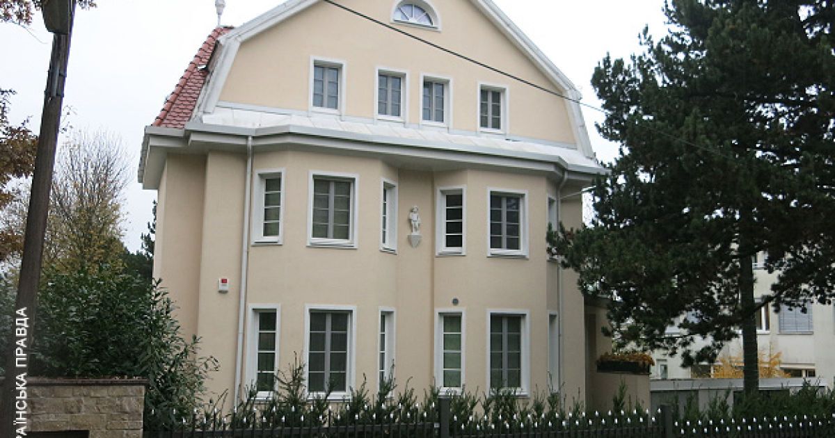 Журналісти показали нерухомість Азарова в Австрії