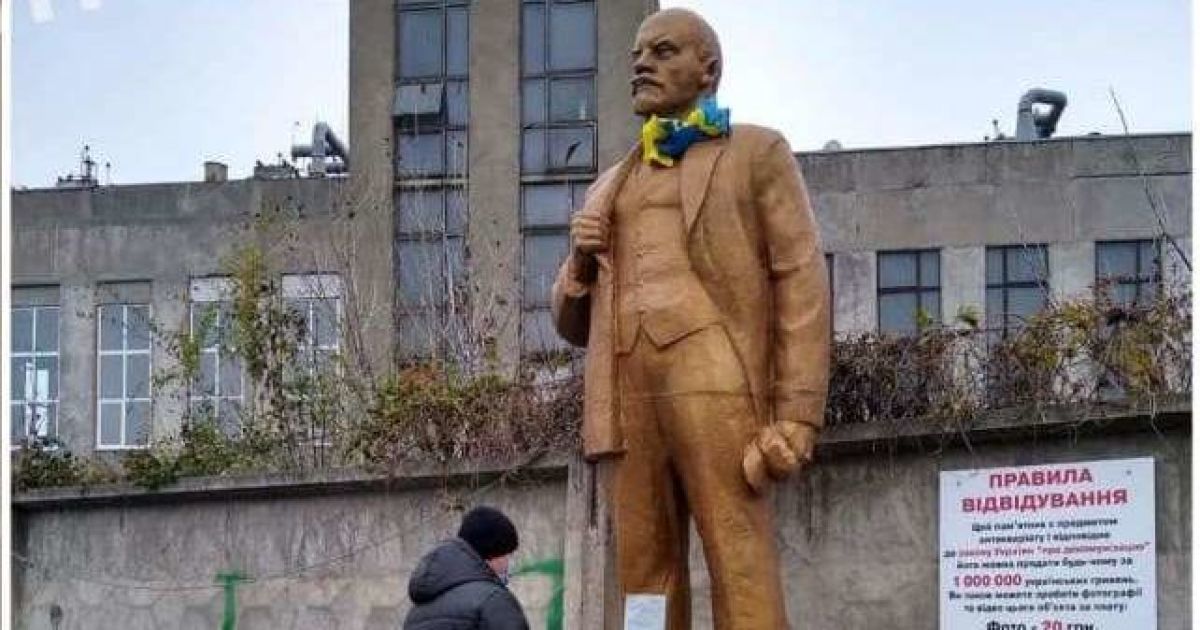 В Киеве установили памятник Ленину, но ненадолго