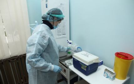 Всі 159 вакцинованих напередодні лікарів почуваються добре: щеплення почали в Києві і на Прикарпатті