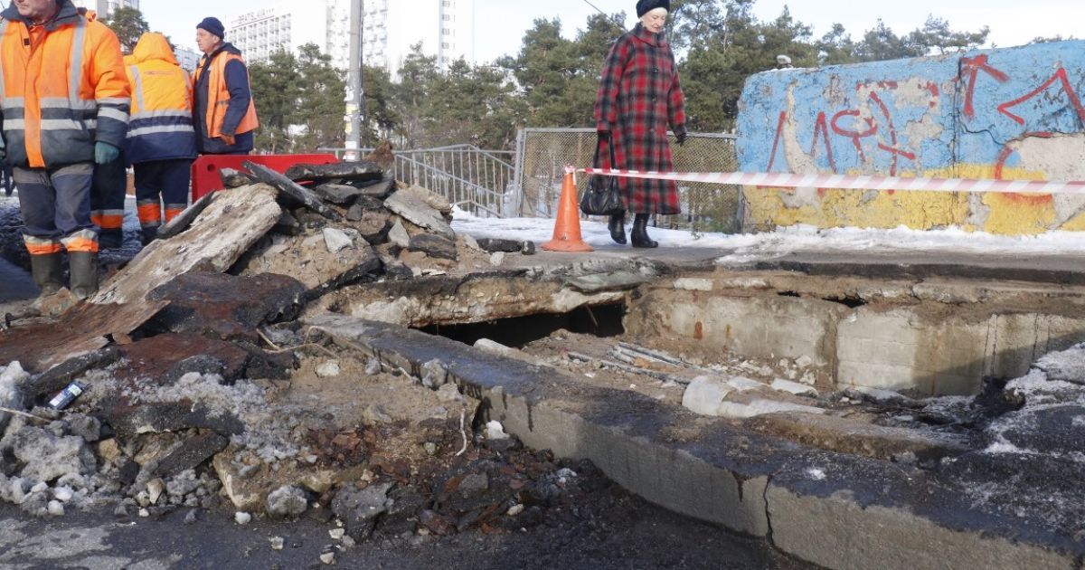 На Дарниці провалився міст, 16 жовтня_1 / © Информатор