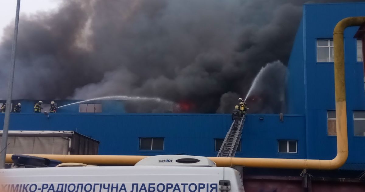 Масштабный пожар на левом берегу гасит треть техники ГСЧС Киева