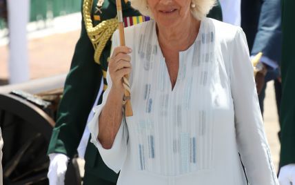 В белой тунике и с зонтиком: герцогиня Корнуольская Камилла все еще на Барбадосе
