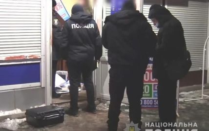 В Киеве задержали дуэт грабителей за разбойное нападение на кредитное учреждение: видео