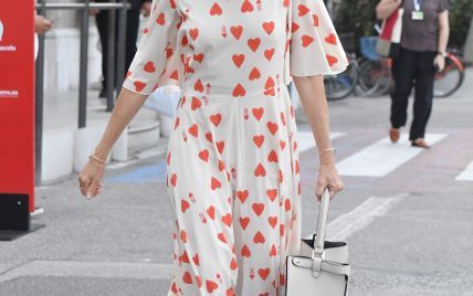 У сукні з сердечками і сумкою за чотири з половиною тисячі доларів: Наомі Воттс у Венеції