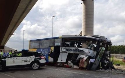 В Іспанії автобус із десятками людей розбився об опору мосту