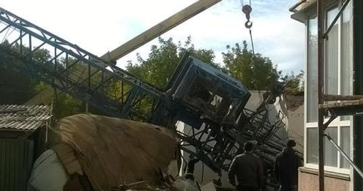В Черновцах обрушился строительный кран вместе с крановщиком (фото)