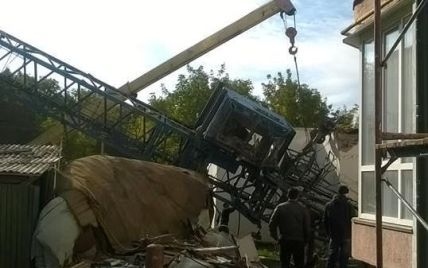 В Черновцах обрушился строительный кран вместе с крановщиком (фото)