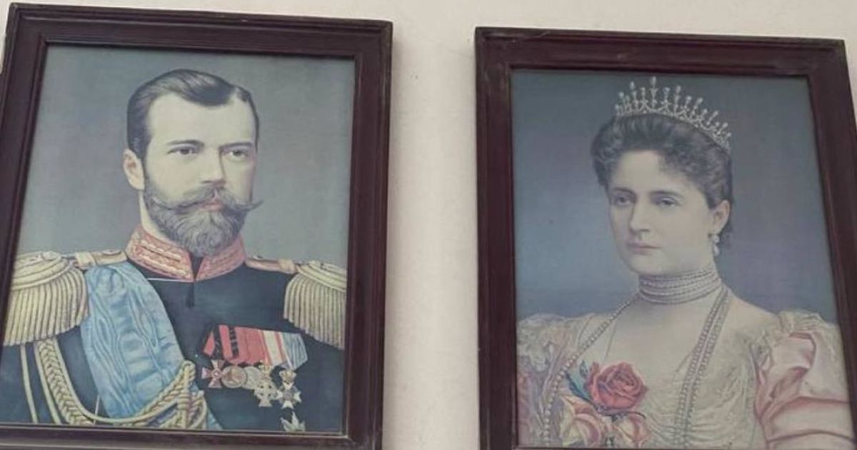 Портрет Николая II и его жены в стенах одного из корпусов Лавры