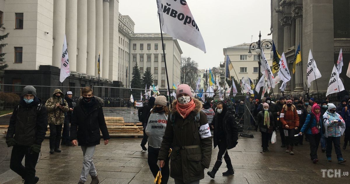 У Києві підприємці зносять паркан під Радою