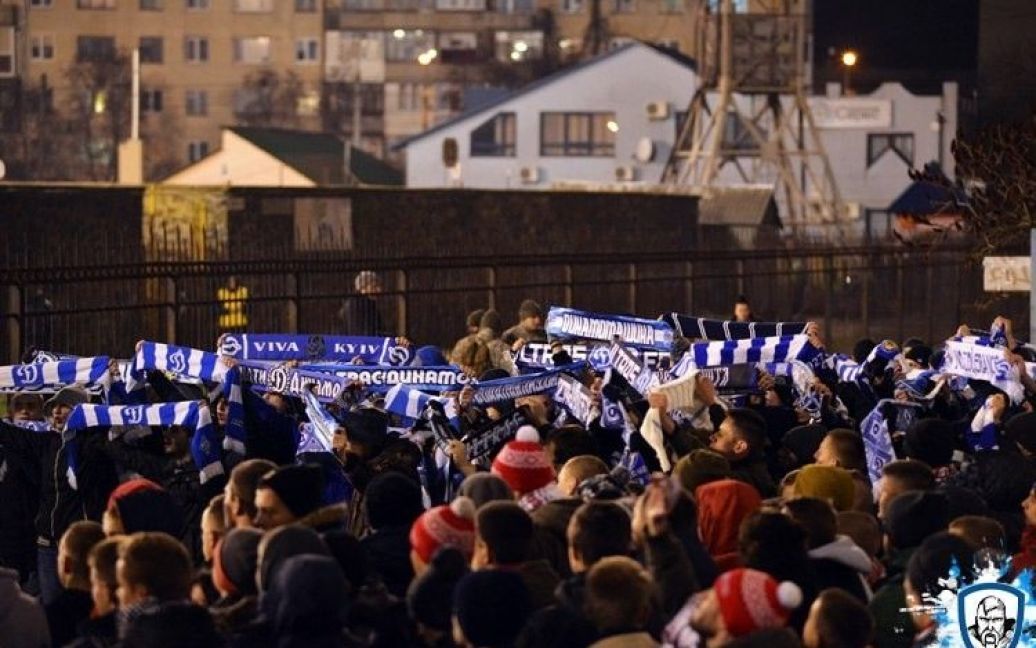 Ультрас "Динамо" в Луцке болели под забором "Авангарда", потому что матч был закрытым для зрителей. / © wbc.kiev.ua
