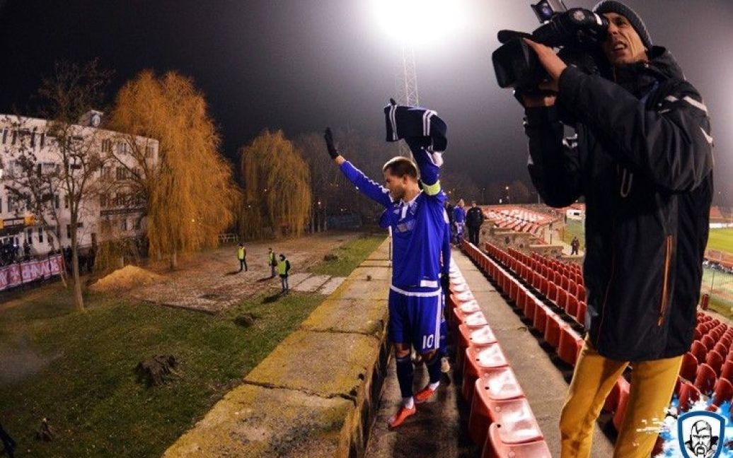 Ультрас "Динамо" у Луцьку вболівали під парканом "Авангарду", бо матч був закритим для глядачів. / © wbc.kiev.ua