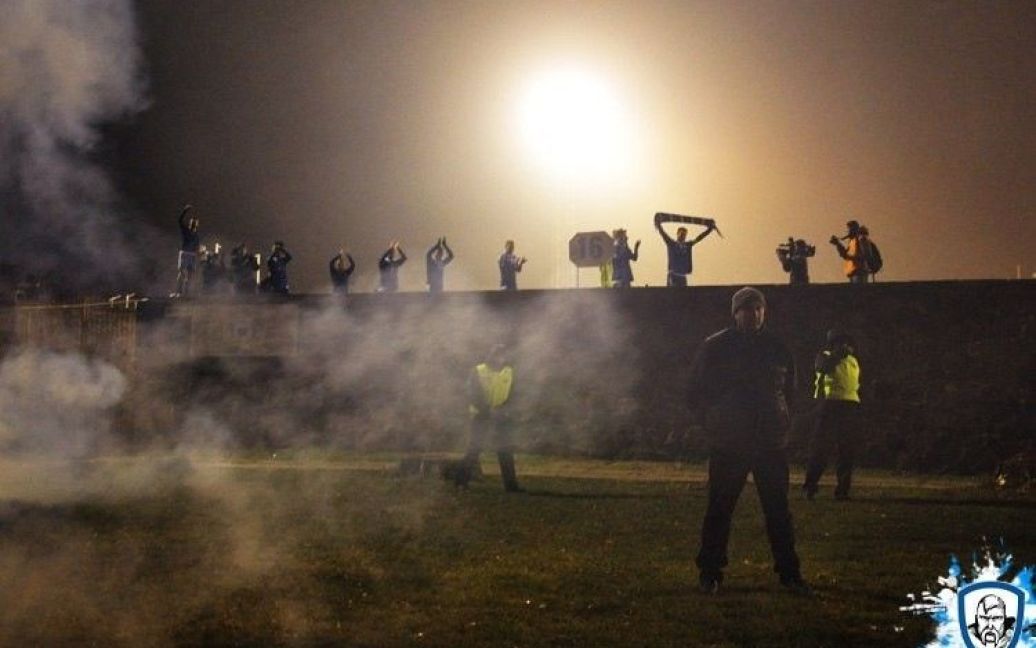 Ультрас "Динамо" у Луцьку вболівали під парканом "Авангарду", бо матч був закритим для глядачів. / © wbc.kiev.ua