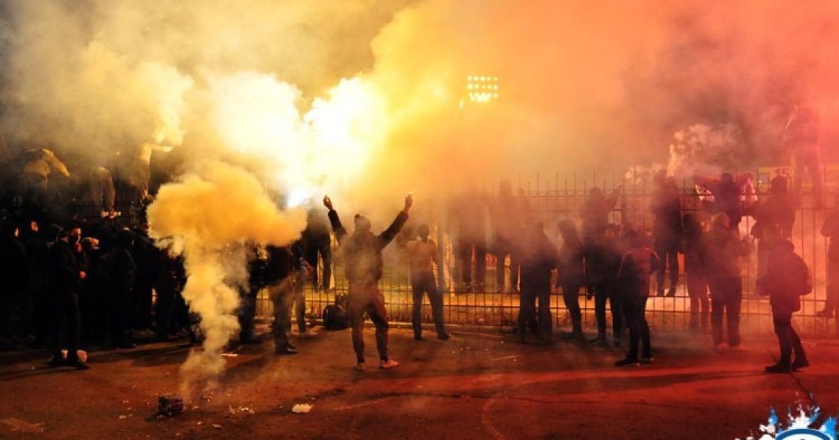 Ультрас "Динамо" у Луцьку вболівали під парканом "Авангарду", бо матч був закритим для глядачів. / © wbc.kiev.ua