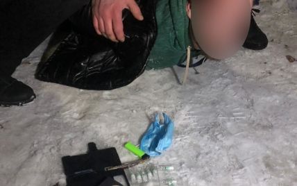 В Борисполе мужчина в маске ограбил девушку, угрожая шприцем со "смертельной вакциной"