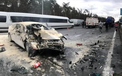 Под Киевом легковушка влетела в грузовик и загорелась: движение затруднено (фото и видео)