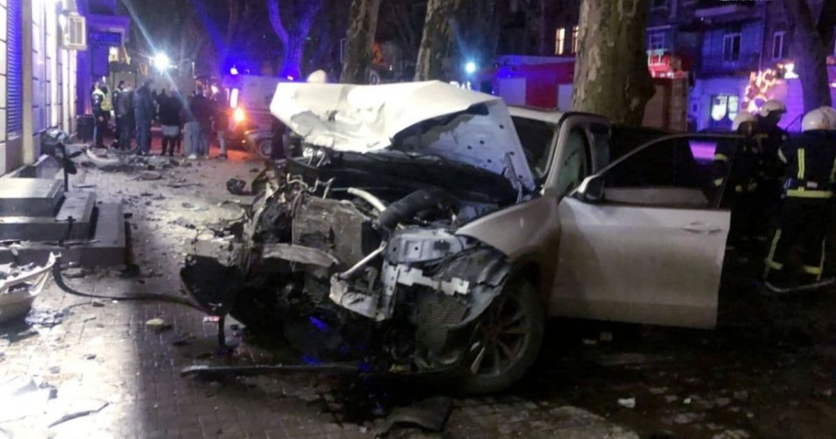 ДТП в Одессе: водитель влетел в две машины и сбил столбы