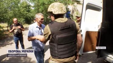 Полицейские увозят людей из-под обстрелов: эвакуация Северска