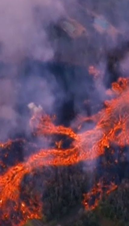 Реки горячей лавы разрушили уже более трех десятков домов на Гавайях