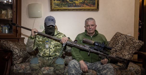 Снайпер Ковальський, а також його напарник з українською гвинтівкою / © wsj.com
